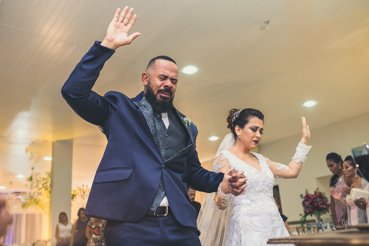Noivos adorando no dia do casamento