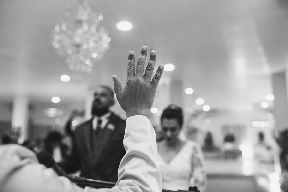 A pastora abençoando no dia do casamento