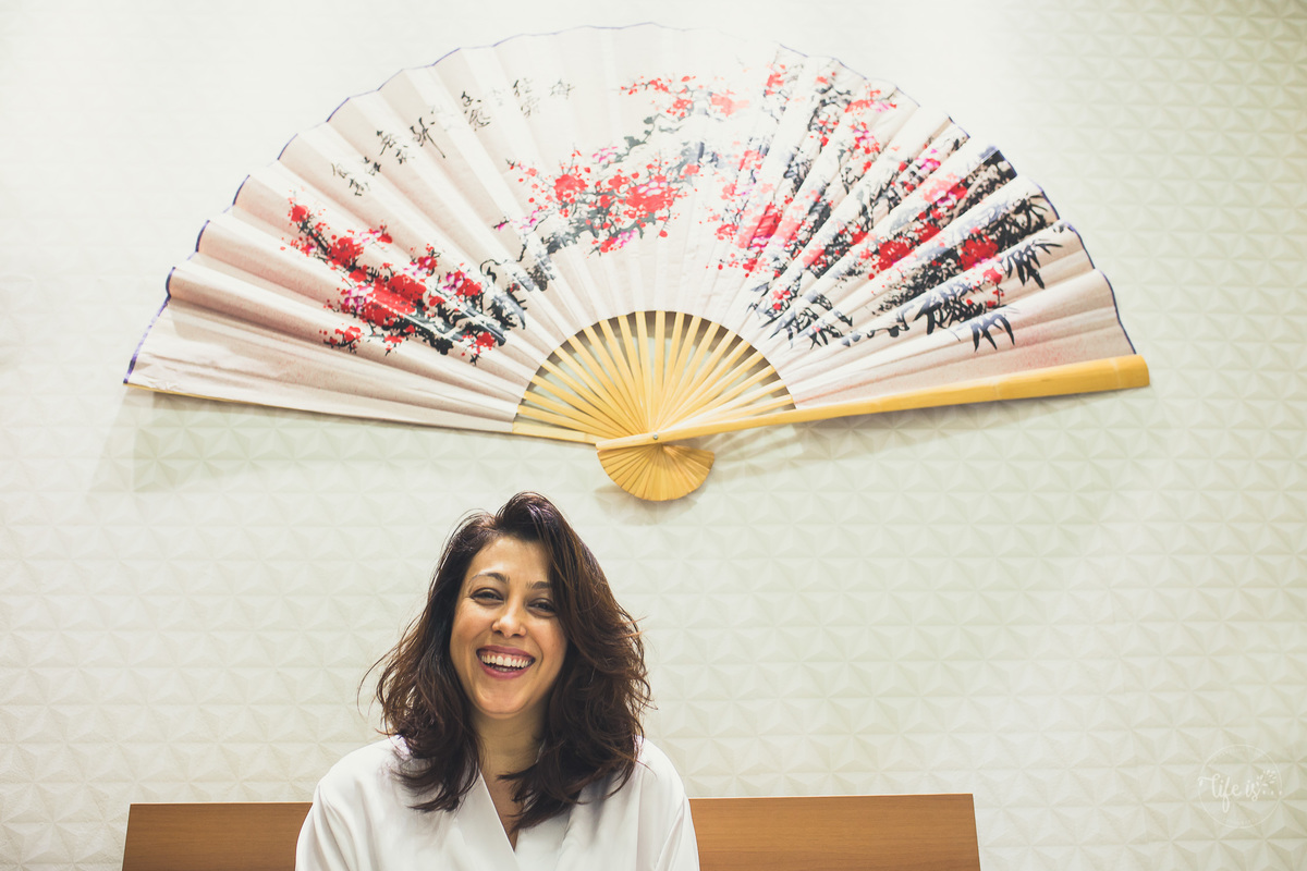 Noiva sorrindo em seu making of em Campos dos Goytacazes