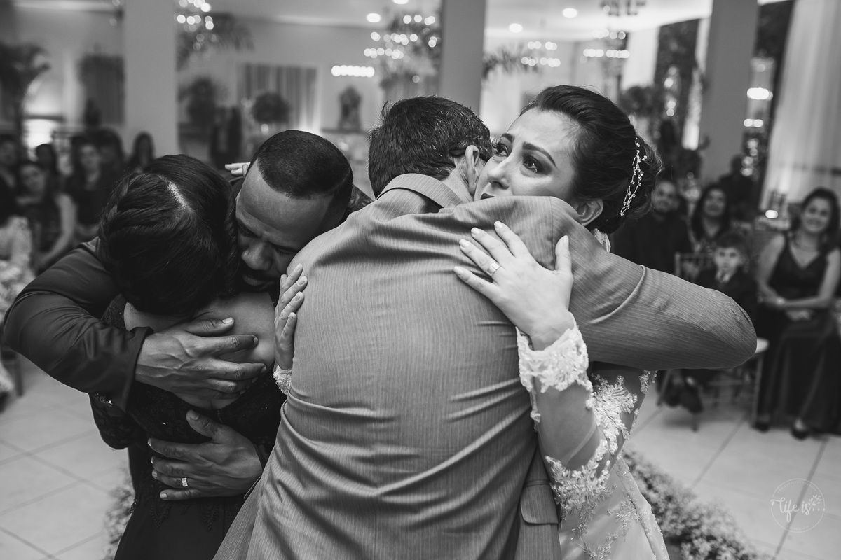 O abraço nos pais no casamento de Tânia e Wendel
