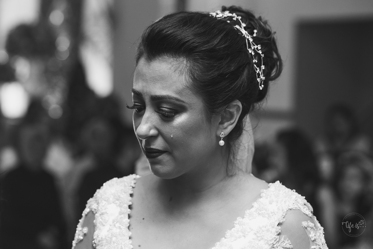A emoção da noiva em seu casamento registrado por Life is Fotografia