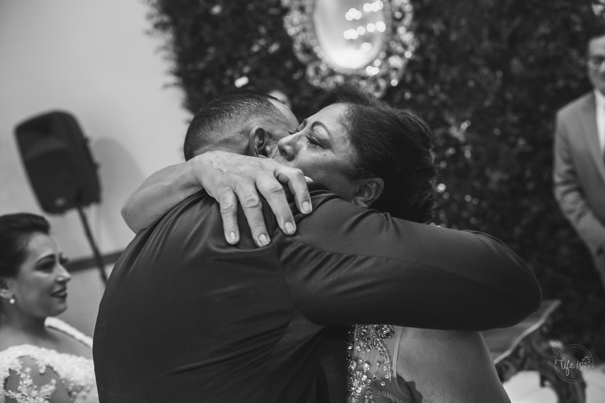 O abraço nos pais no casamento de Tânia e Wendel