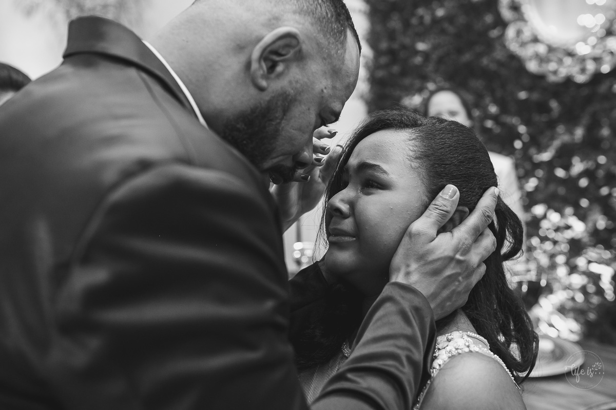 O abraço do pai na filha em casamento