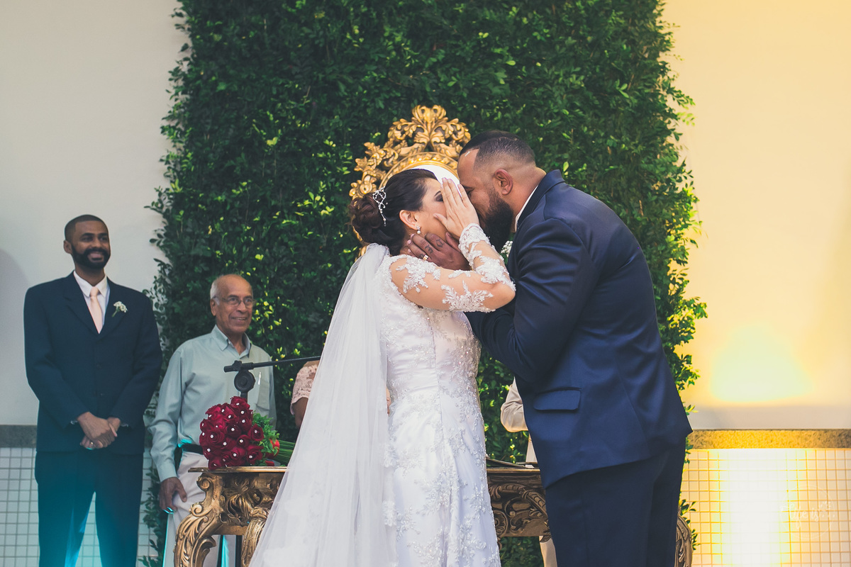 A hora do beijo no casamento de Tânia e Wendel