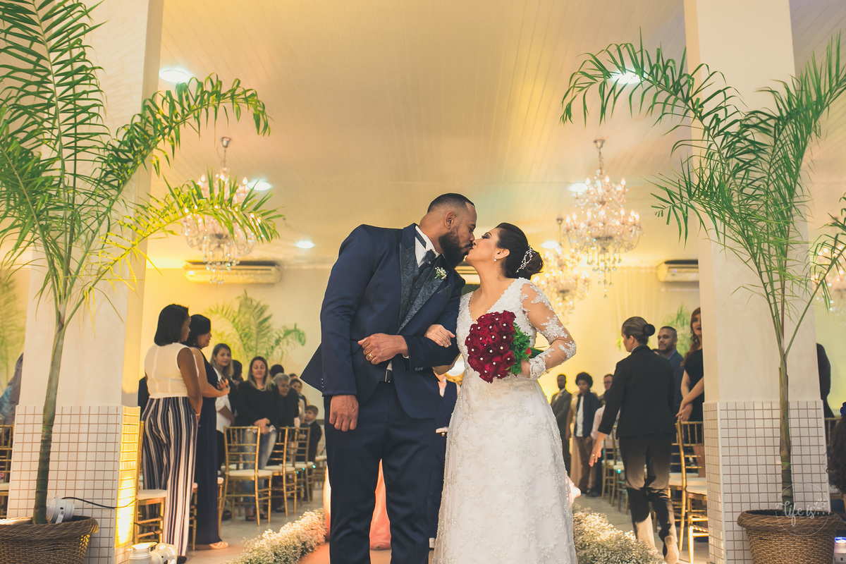 A hora do beijo no casamento de Tânia e Wendel