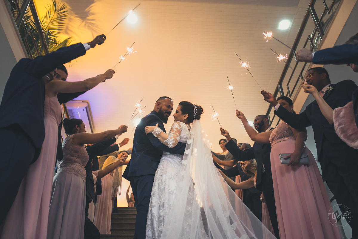 Padrinhos recepcionando os noivos em casamento registrado por Life is Fotografia em Campos dos Goytacazes