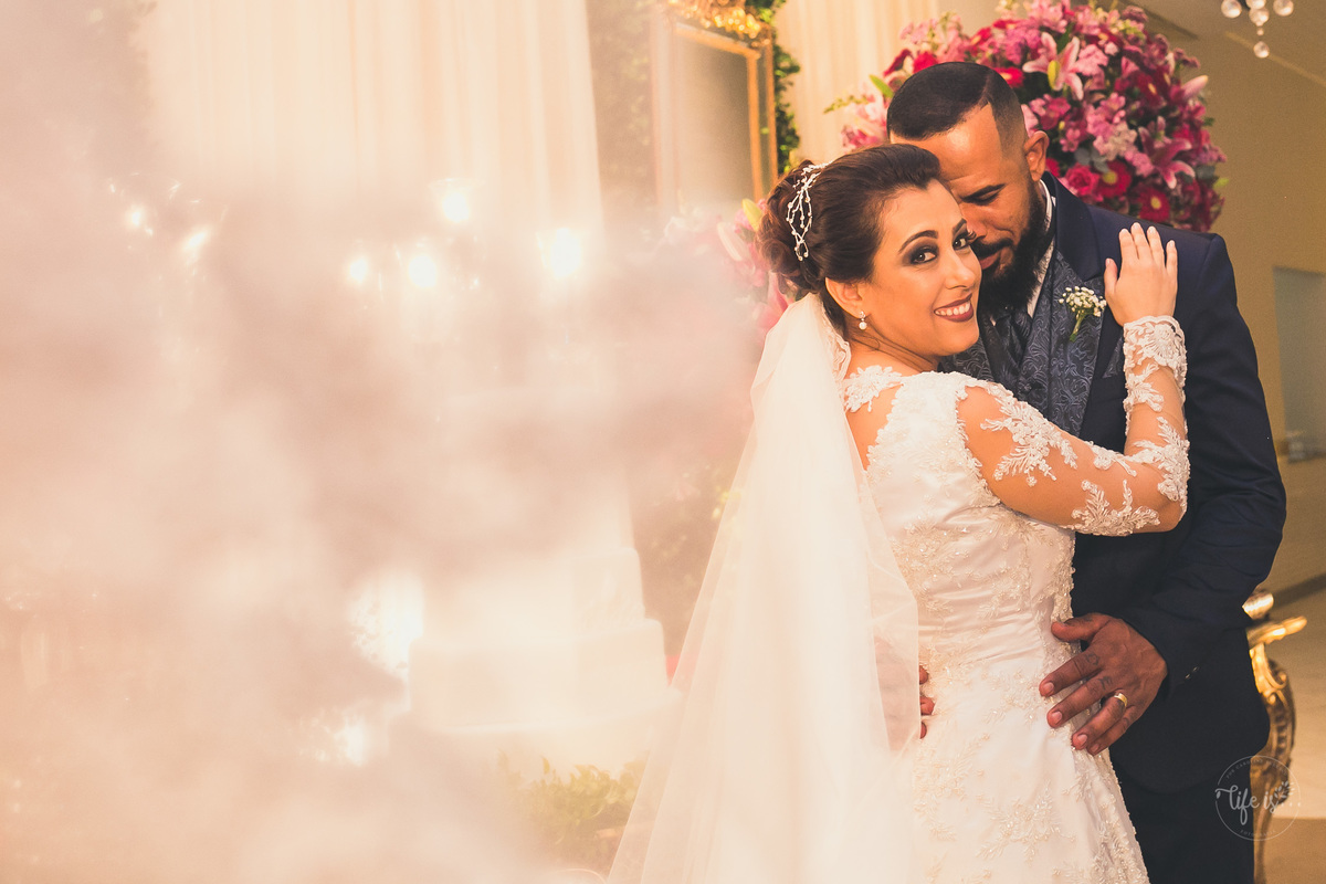 A noiva e o noivo pós casamento registrado por Life is Fotografia em Campos dos Goytacazes