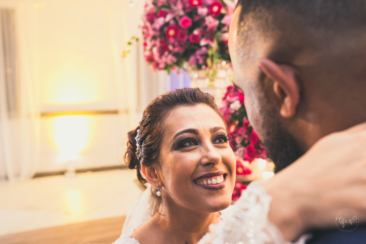 A noiva e o noivo pós casamento registrado por Life is Fotografia em Campos dos Goytacazes