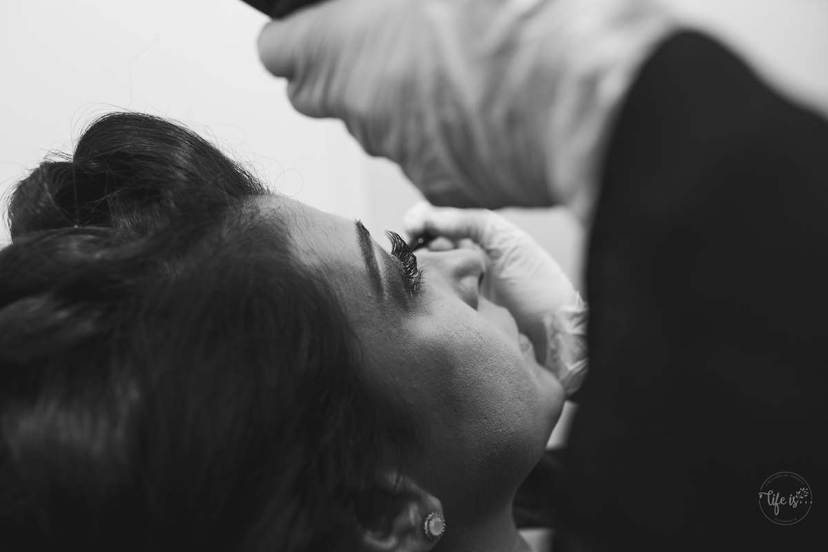 Hora da maquiagem no dia do casamento da tânia