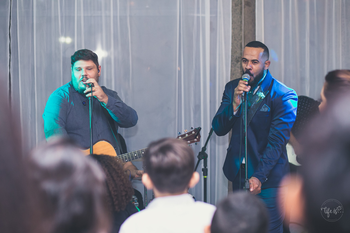 O noivo cantandp