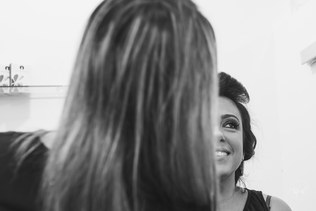 Noiva sorrindo em making of