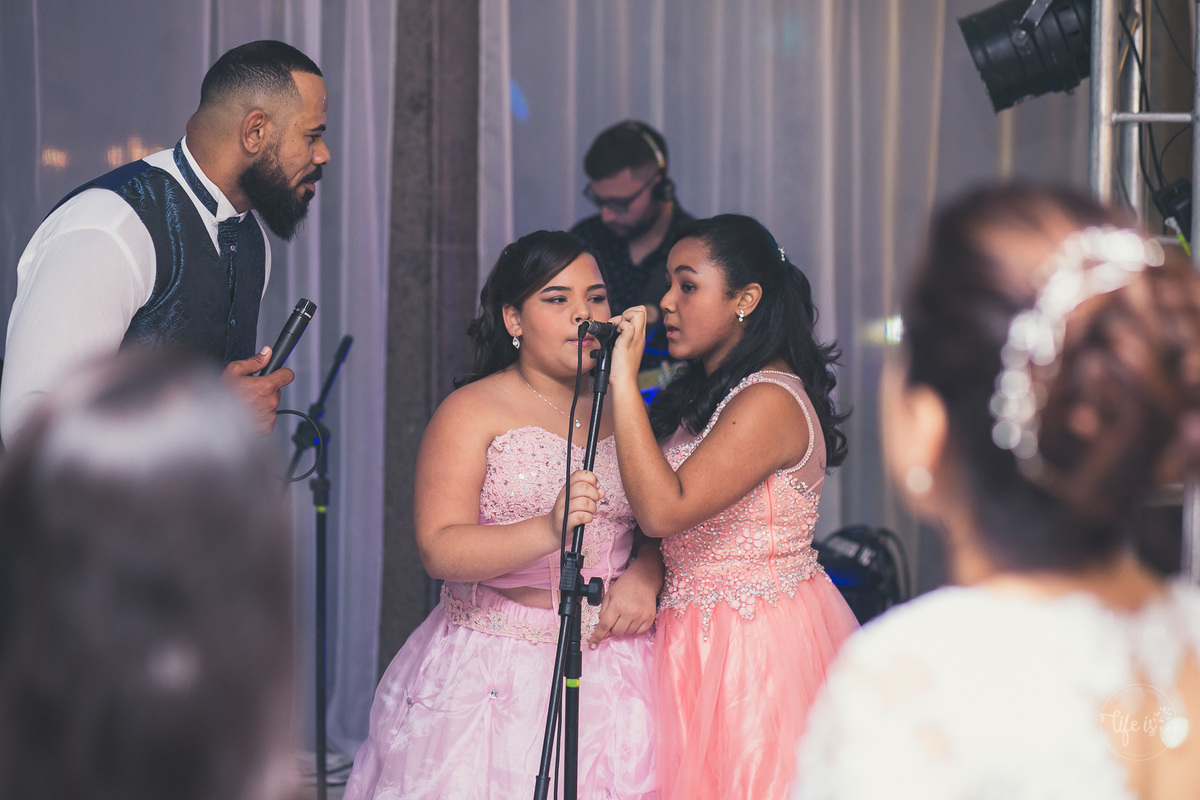 O noivo cantando com as filhas
