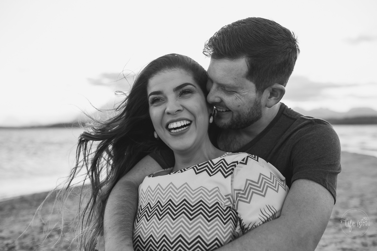 Toda a alegria de Aline e Maercio em ensaio casal