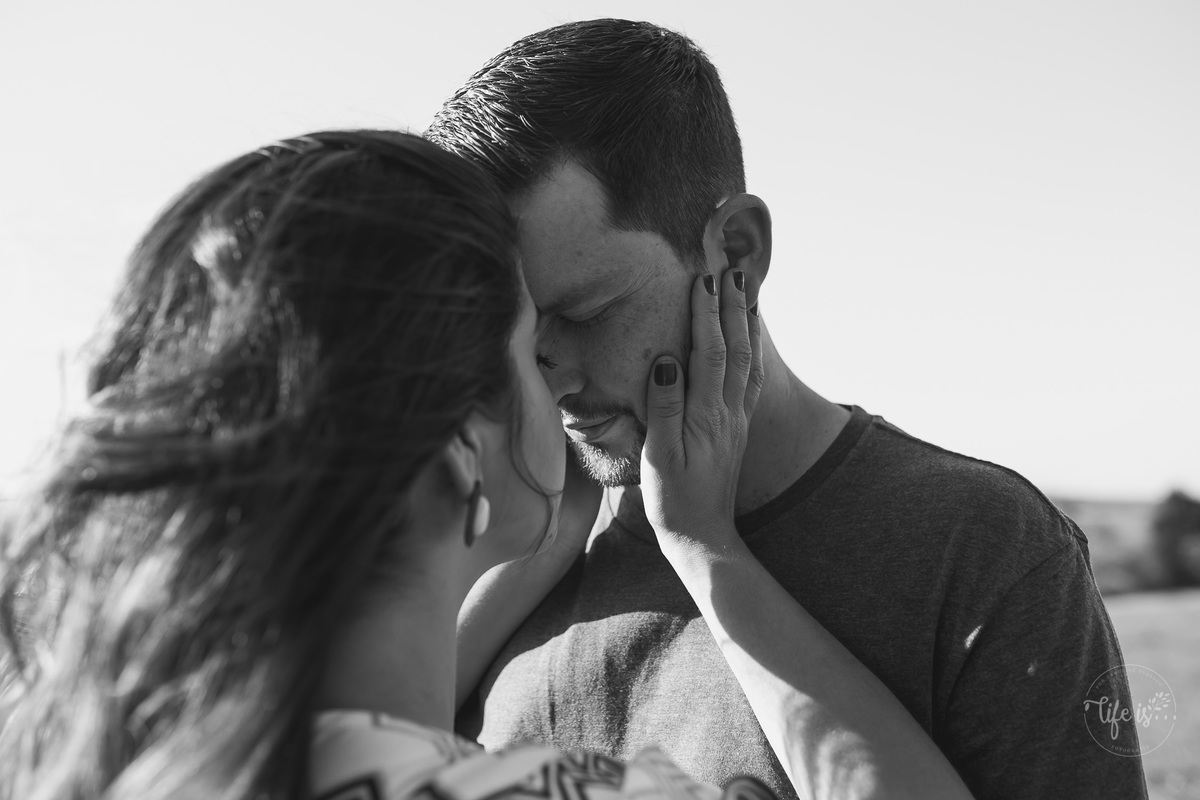Conexão entre o casal em ensaio de bodas de trigo