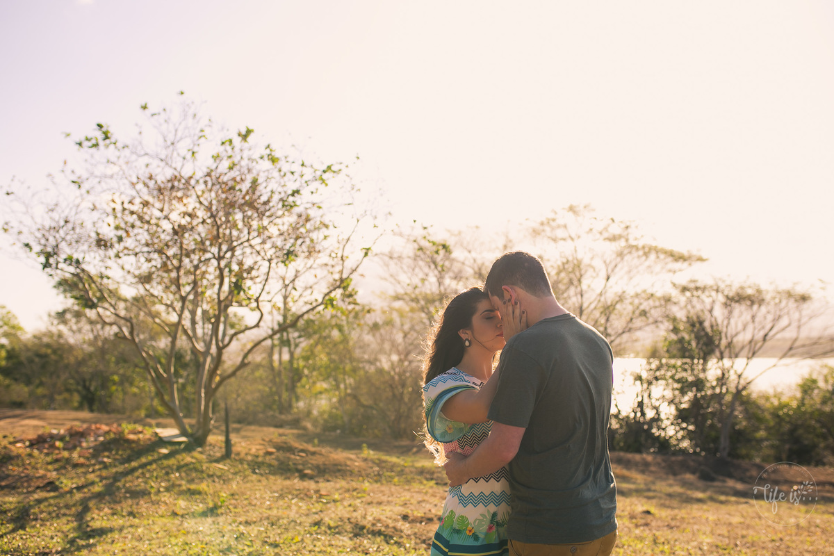 Carinho entre casal em ensaio fotográfico