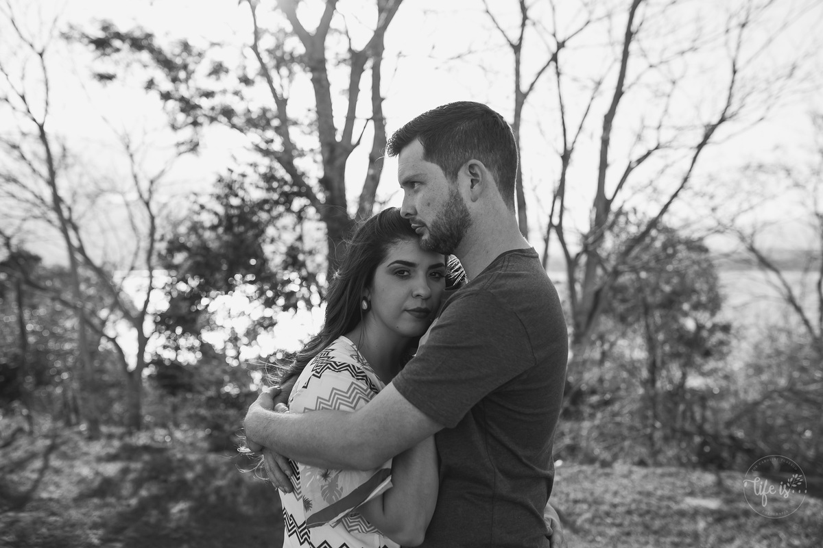 Abraço do casal registrado em ensaio de bodas de trigo por Life is Fotografia