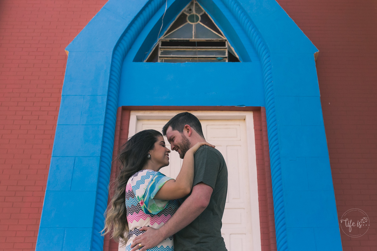 O casal Aline e Maercio na igreja onde casaram
