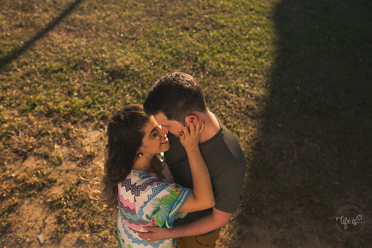 Carinho do casal em ensaio fotografico
