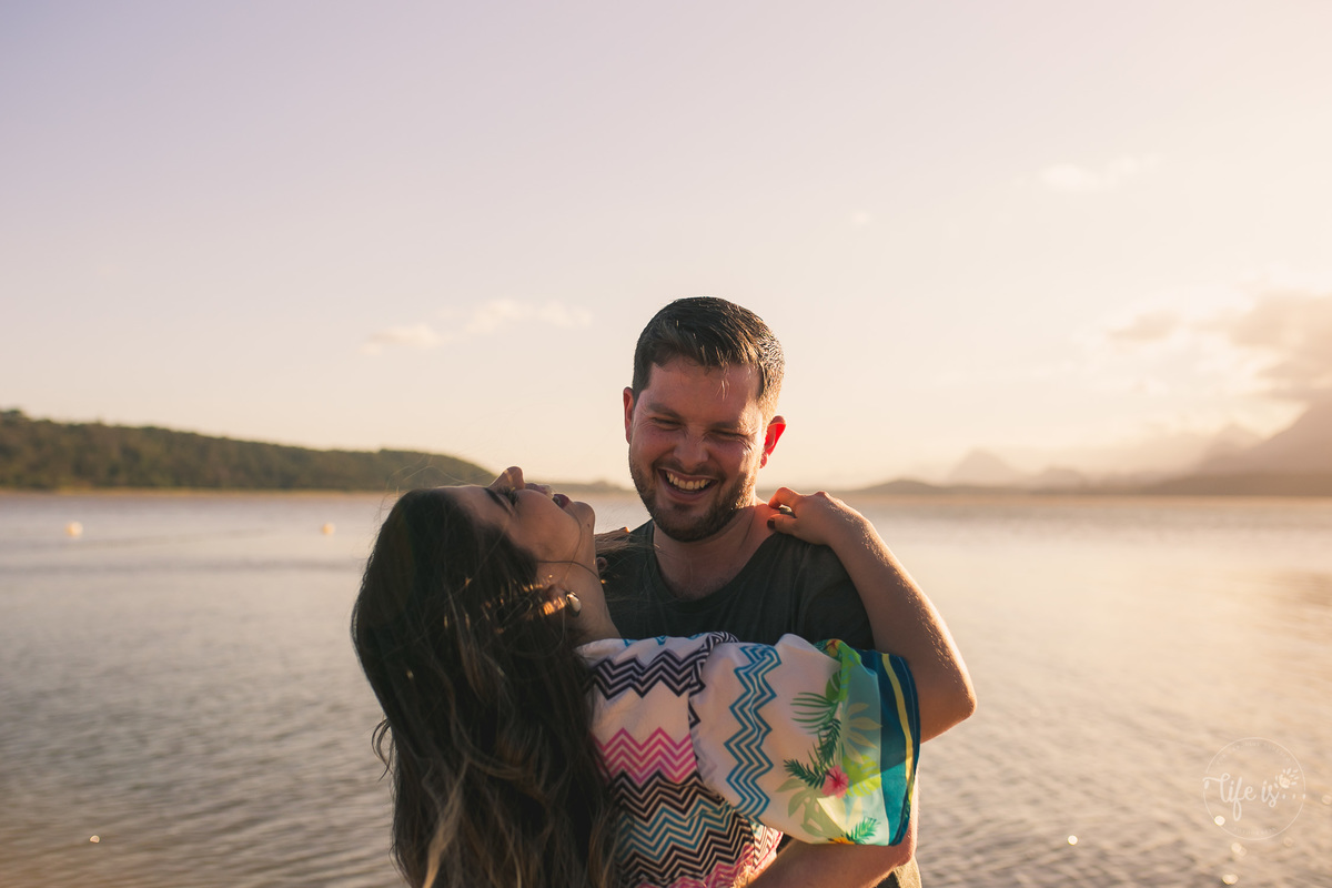 Risadas e amor em ensaio casal