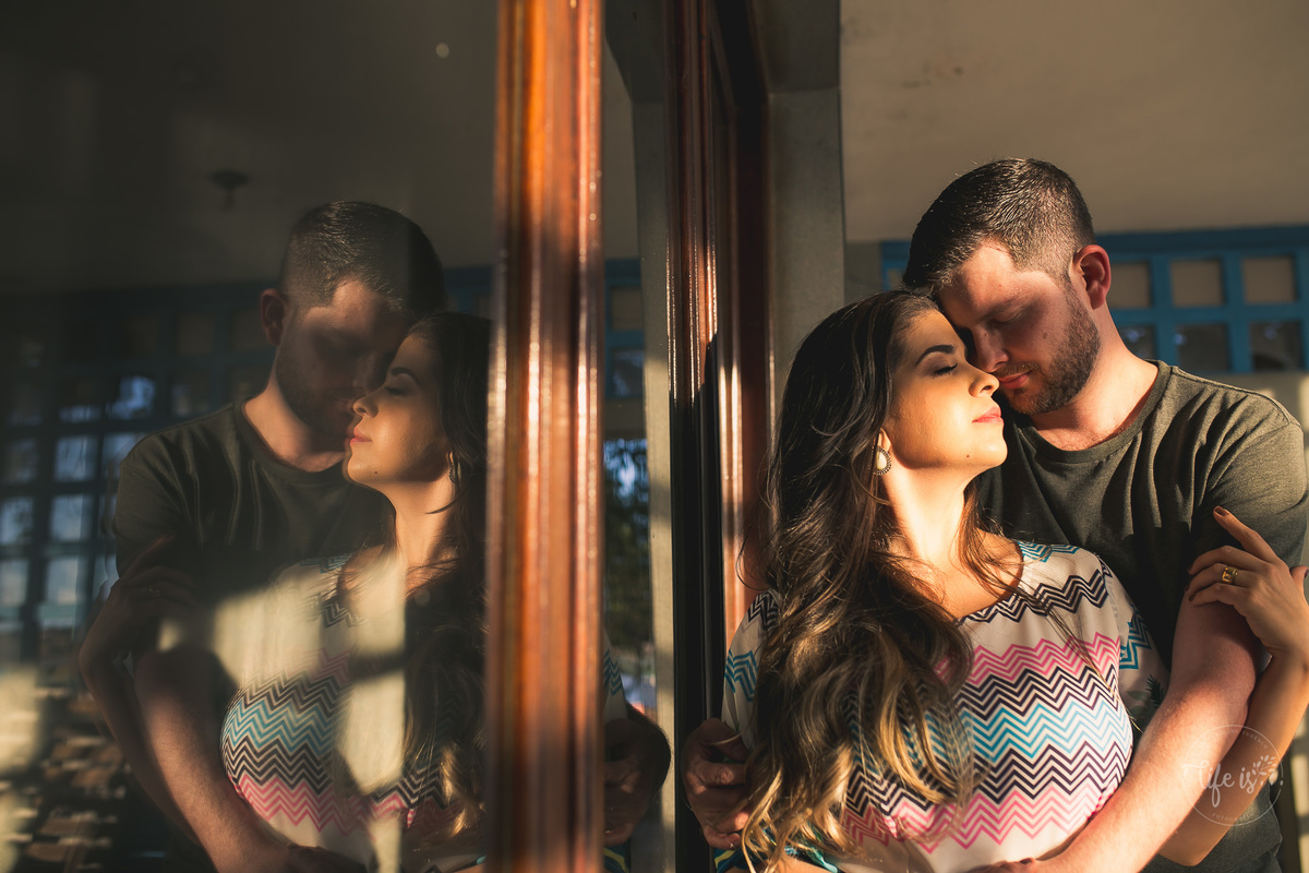 Amor em ensaio de bodas de trigo por Caroline Tudesco