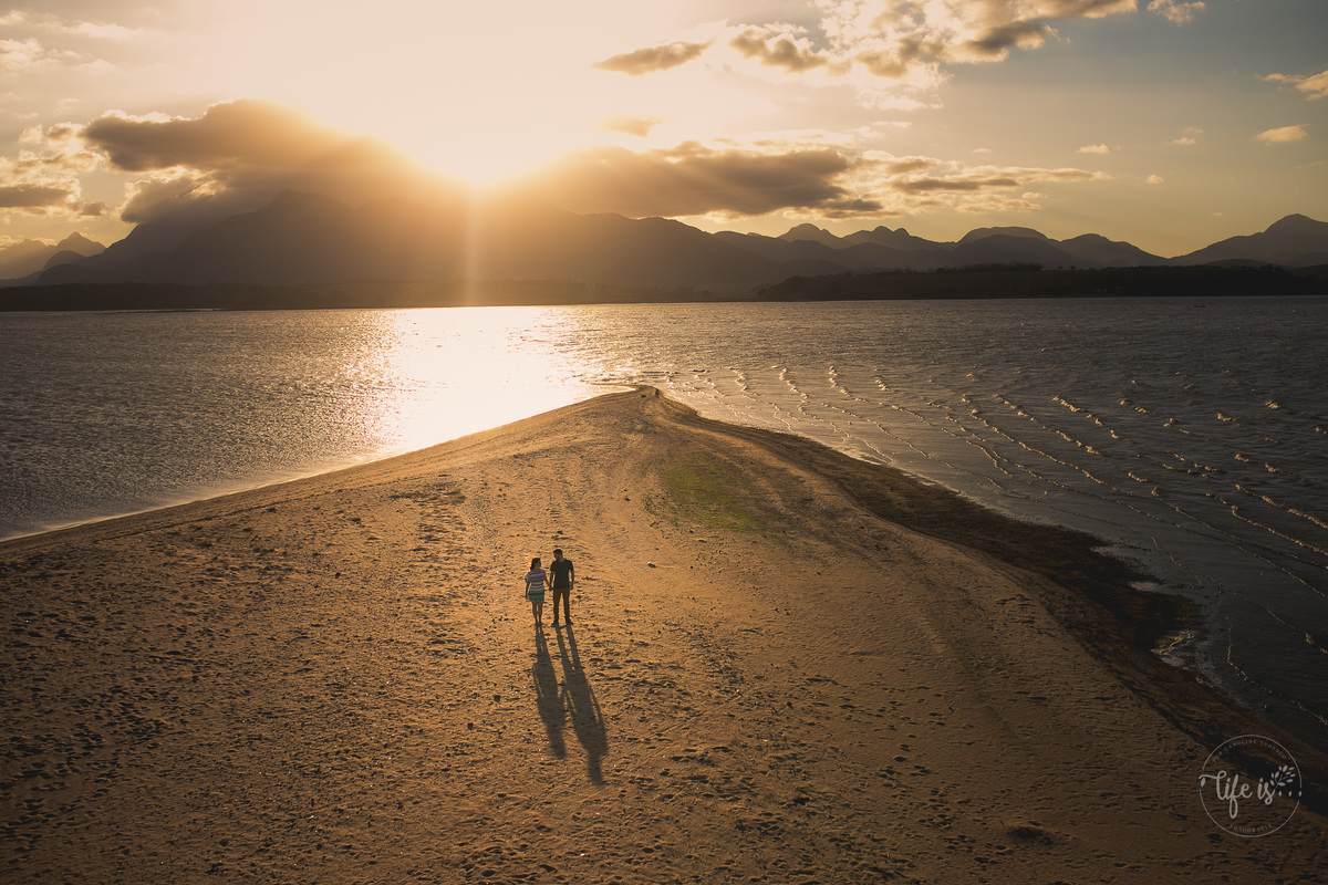 Ensaio casal em pôr-do-sol na lagoa de cima