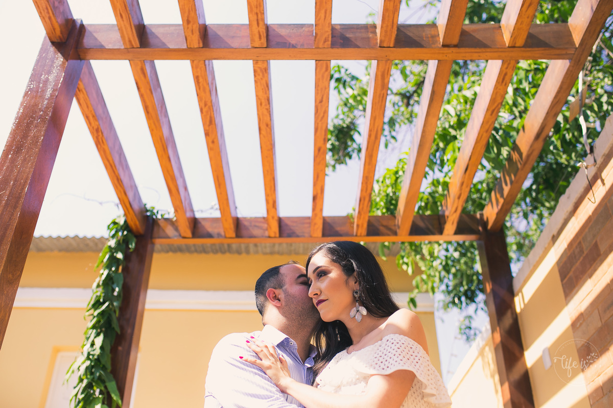 A noiva e o noivo e todo amor em seu casamento no civil por Caroline Tudesco