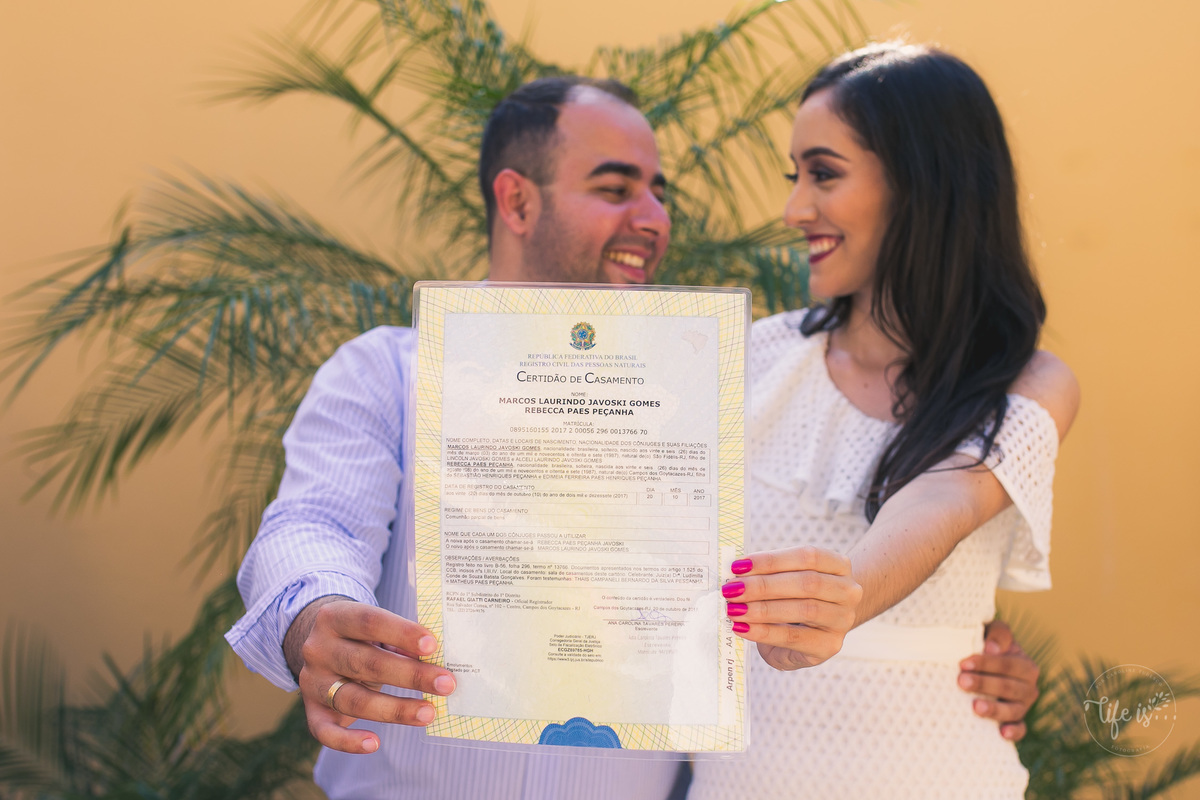 A certidão de casamento no civil de Rebecca e Marcos