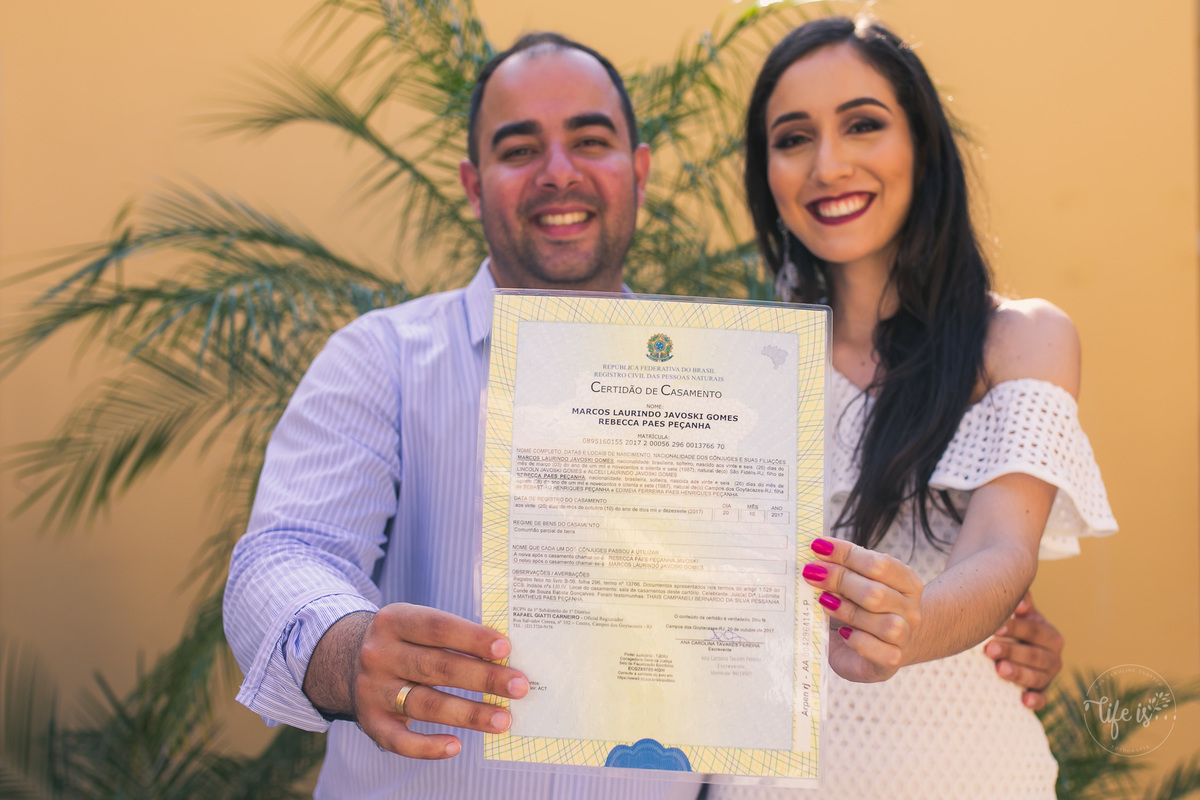 A felicidade dos noivos no casamento no civil