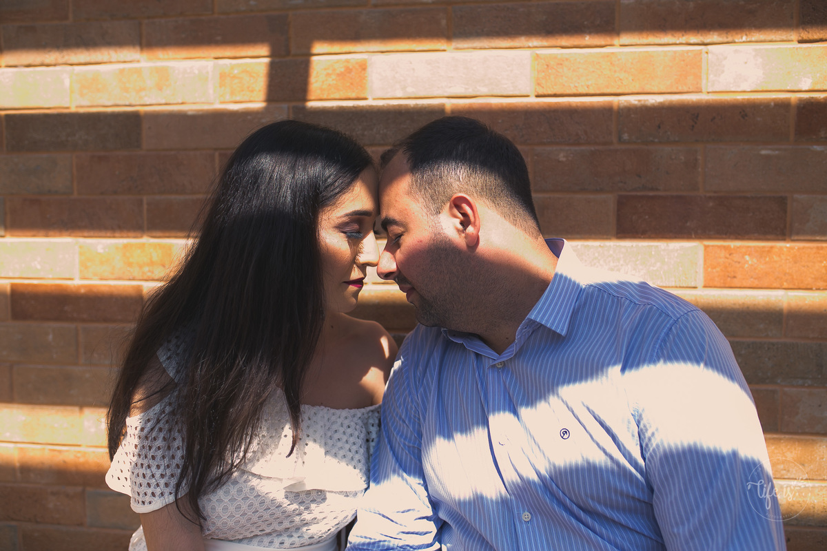 O amor do noivo e da noiva em casamento no civil