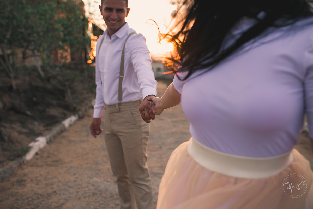 De mãos dadas juntos para sempre em ensaio casal