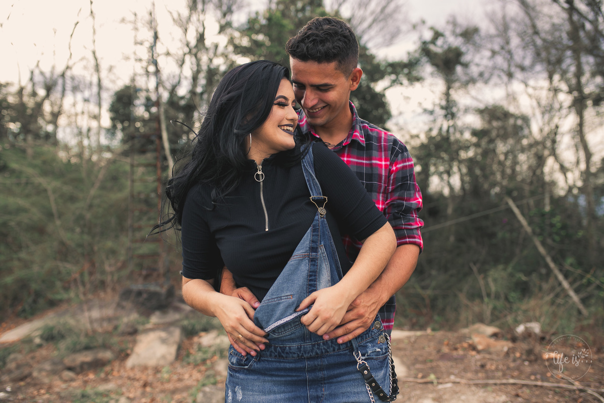 O amor de um casal em seu ensaio antes do casamento