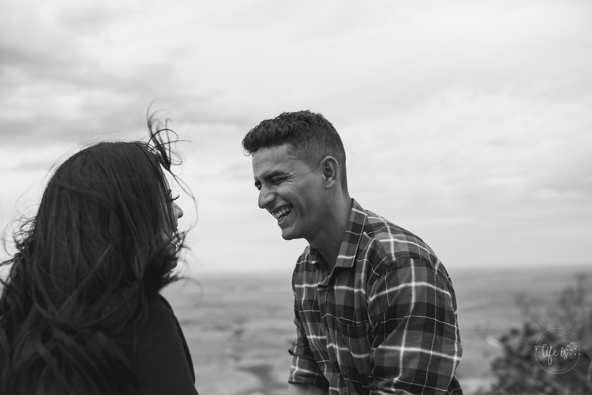 Risos e alegria no ensaio pré-casamento fotografado por Life is Fotografia