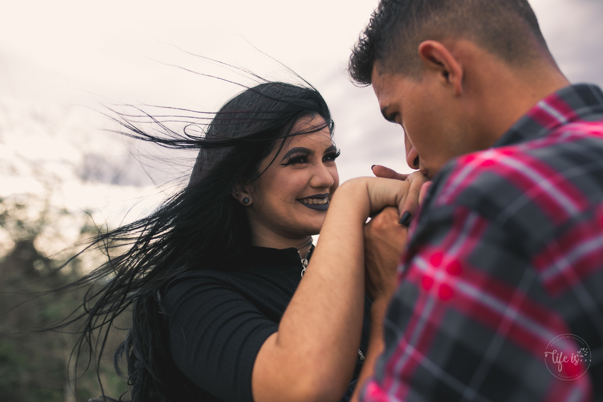 Beijo na mão fotografado por caroline tudesco da life is fotografia