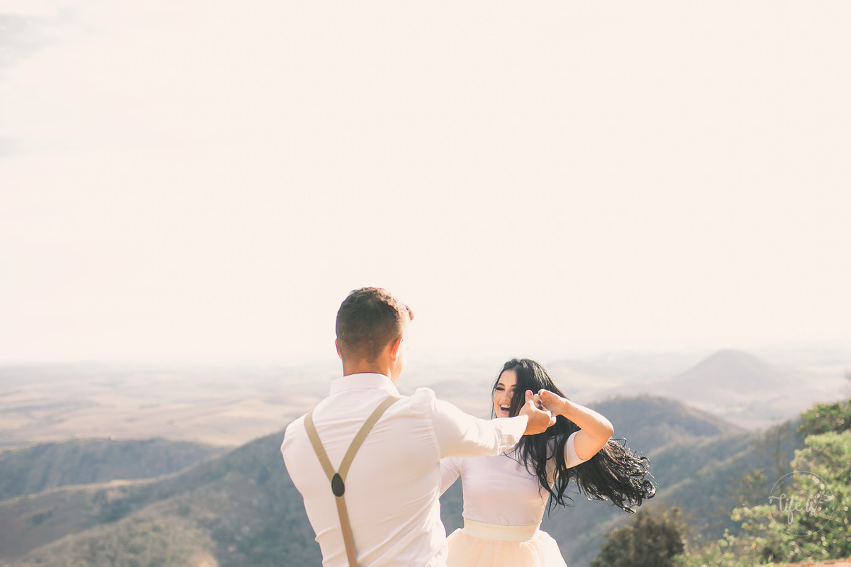 Dança e alegria em ensaio pré-casamento por caroline tudesco