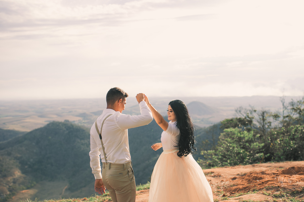 Dança dos noivos em ensaio pré-wedding por life is fotografia
