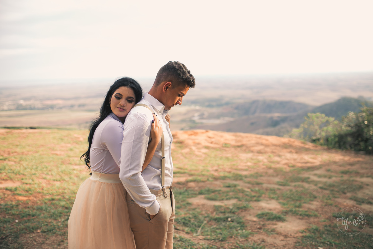 Abraço da noiva no noivo em ensaio sessão pré-wedding