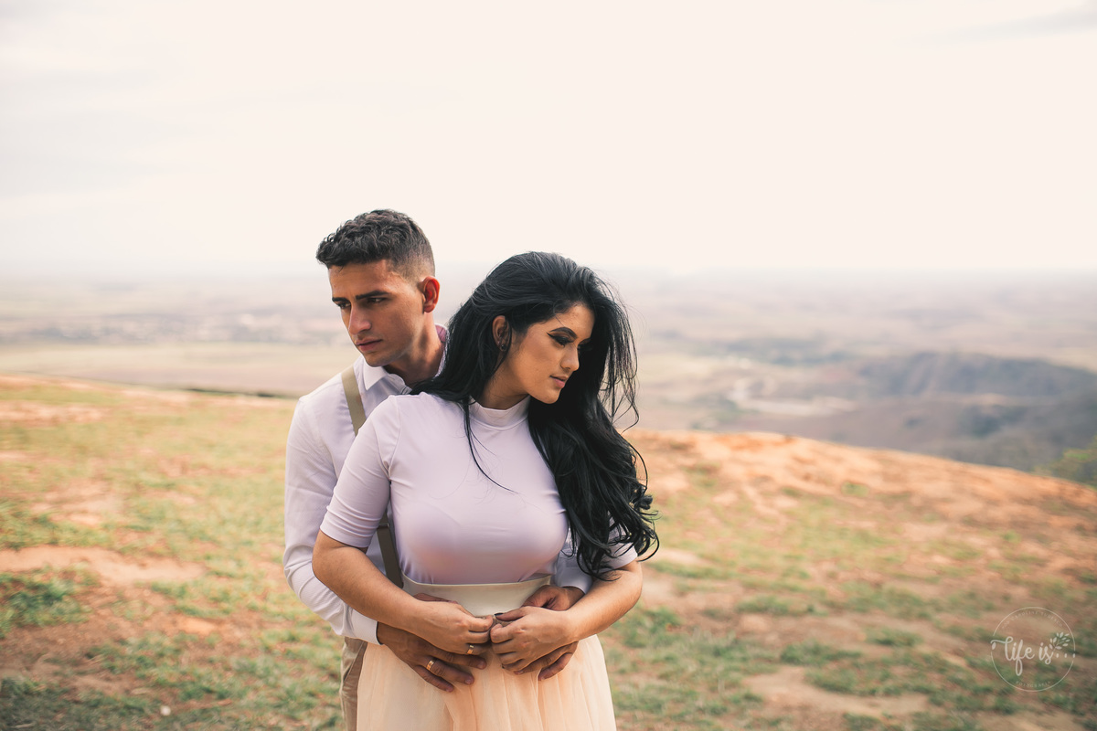 O noivo e a noiva em ensaio antes do casamento
