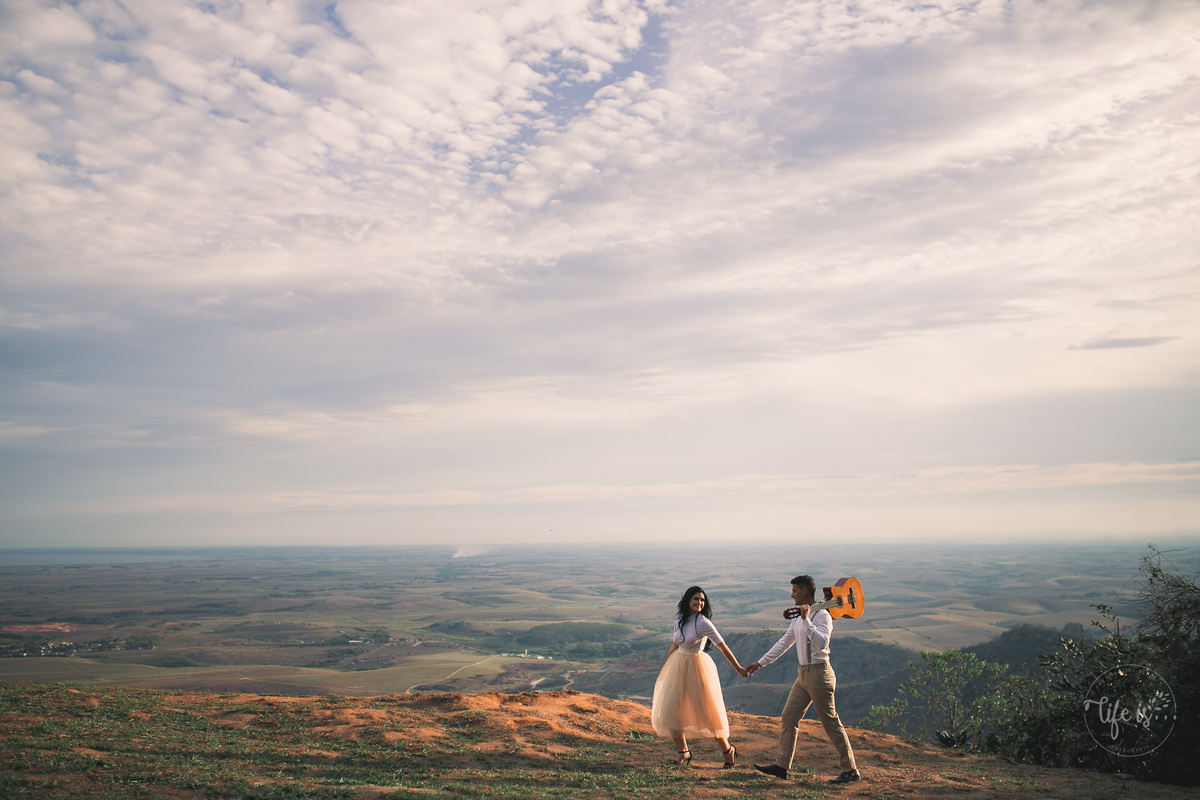 Um lindo casal e seu violão em sessão pré-casamento por life is fotografia