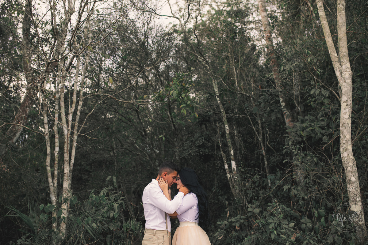 Todo o amor e carinho dos noivos em sessão pré-wedding por life is fotografia