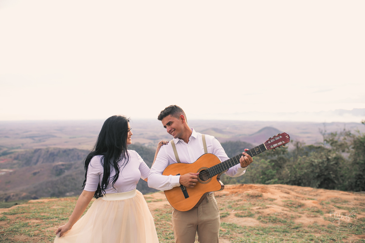Casal em seu ensaio pré-casamento no morro do itaóca