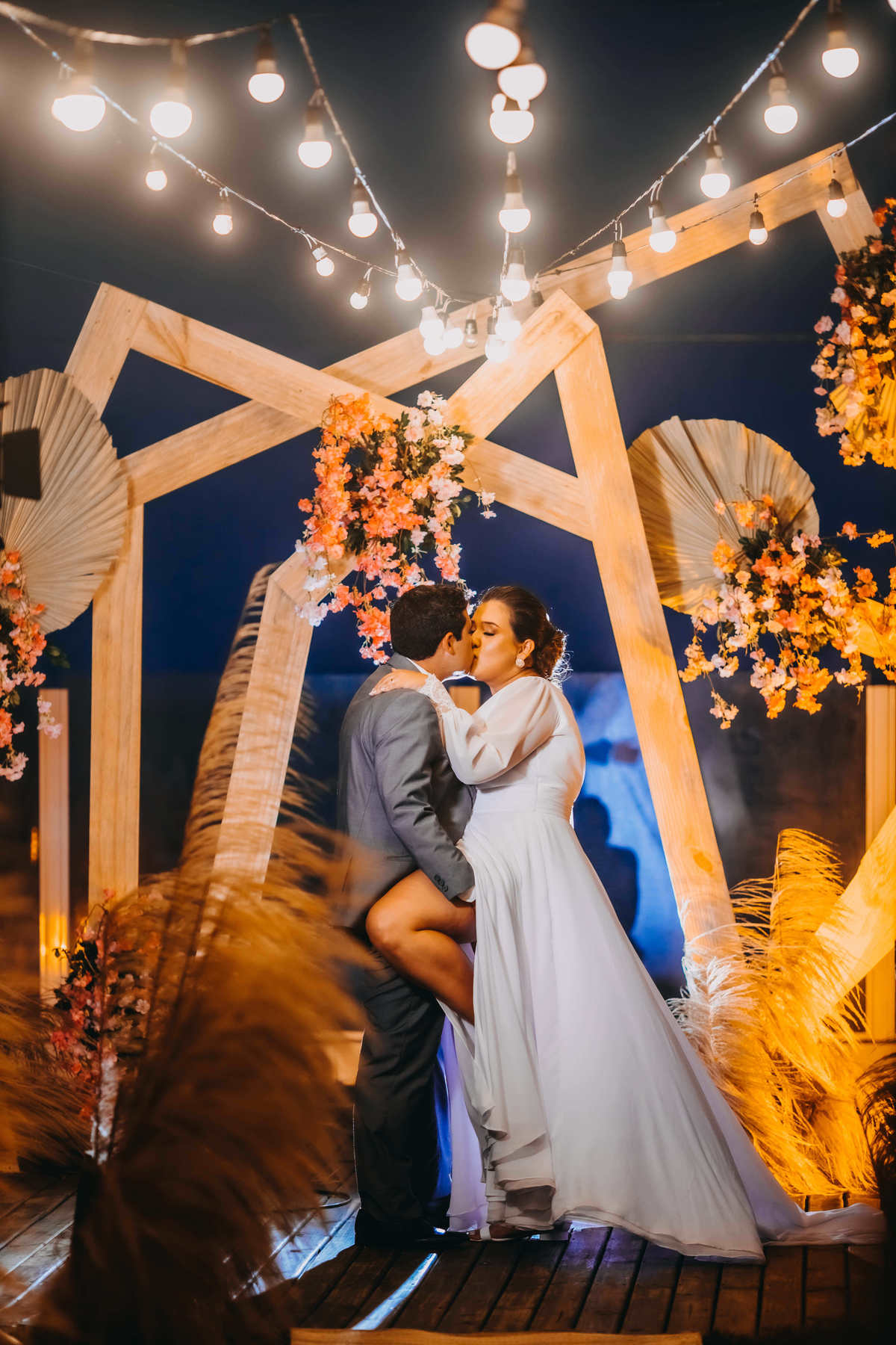 Um casamento rústico na Praia de Vilas do Atlântico em região Metropolitana e Salvador - Noivos Paula e Victor - Thiago Rosarii