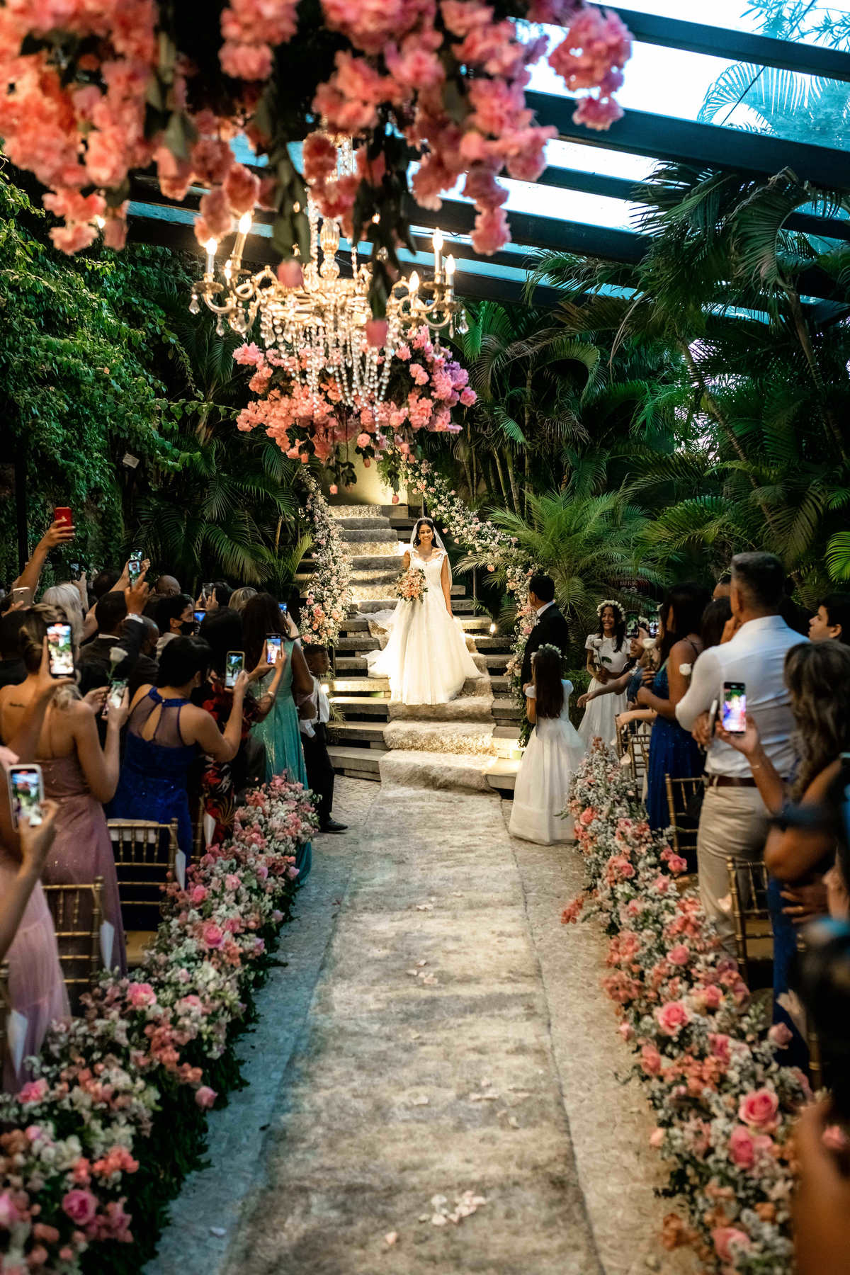 A médica Marcela Lima e o corretor Tiago Oliveira casam-se no Villa Toscana em um evento luxuoso - Fotos Thiago Rosarii