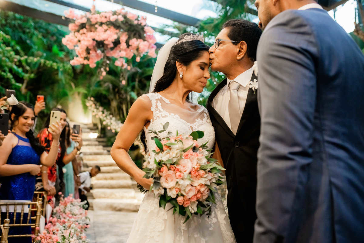 A médica Marcela Lima e o corretor Tiago Oliveira casam-se no Villa Toscana em um evento luxuoso - Fotos Thiago Rosarii