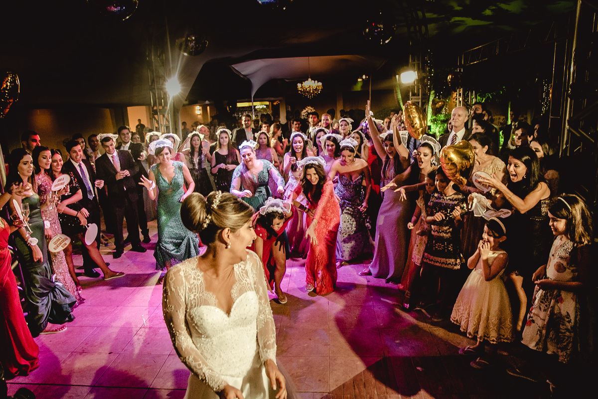 Noiva jogando o buquê - Thiago Rosarii