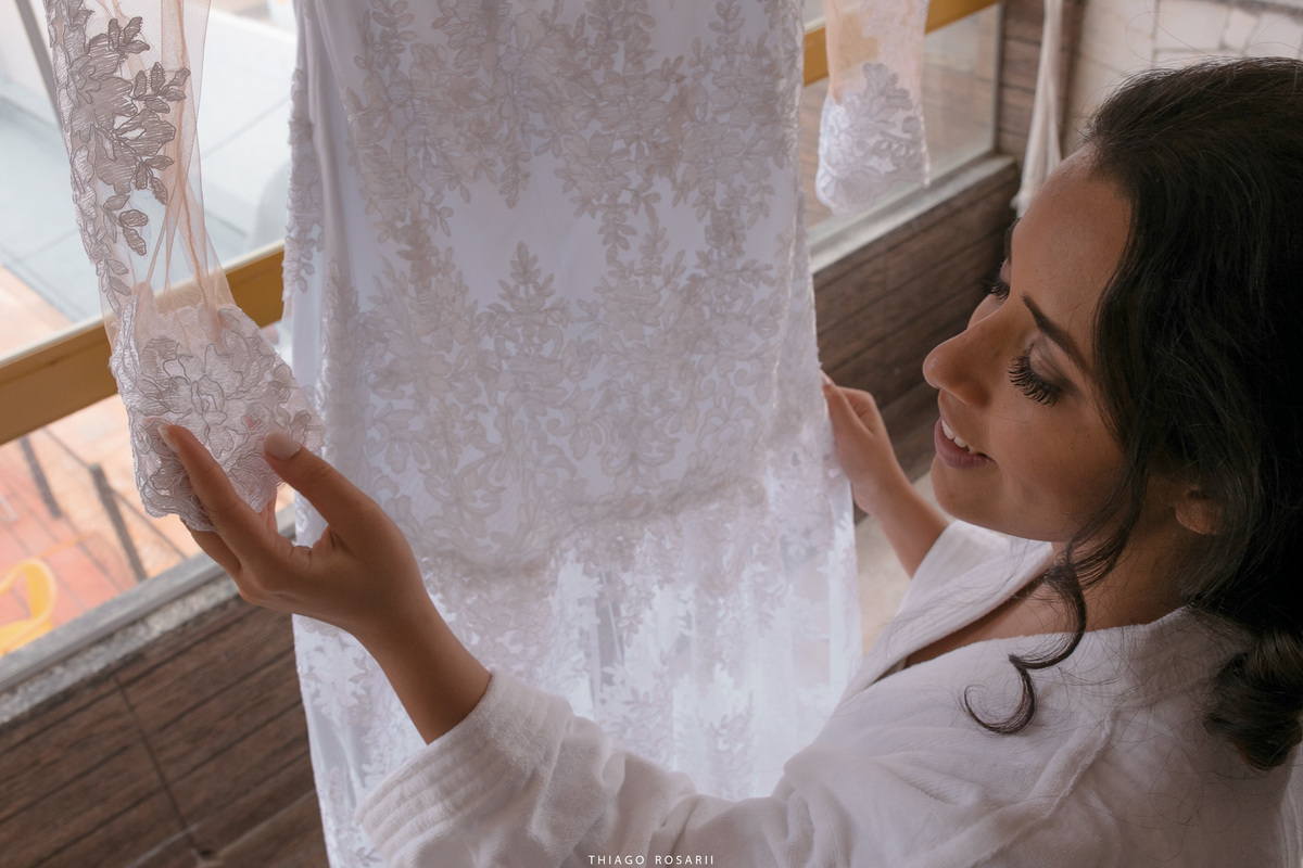 Noiva feliz com seu vestido