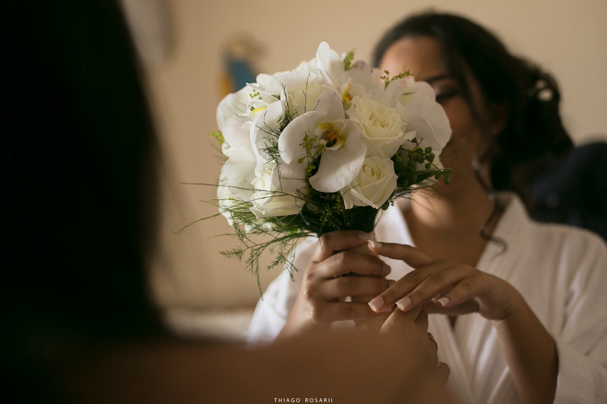 Noiva recebendo buquê - Thiago Rosarii