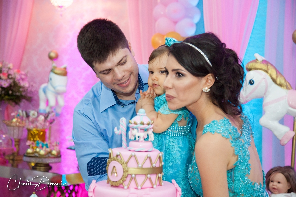 FESTA DE PRIMEIRO ANINHO , ASSOPRANDO O BOLO