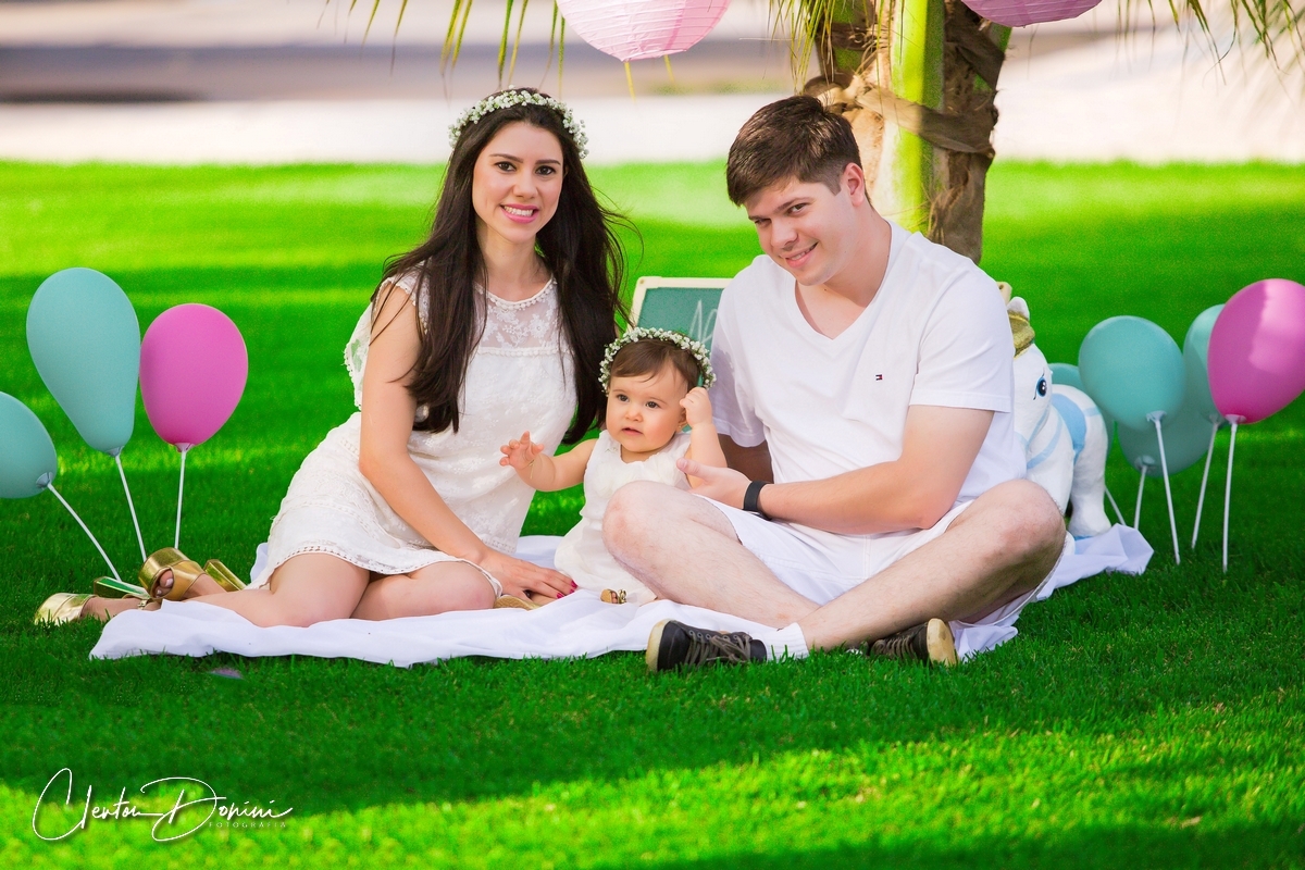 FAMÍLIA SENTADOS NA GRAMA