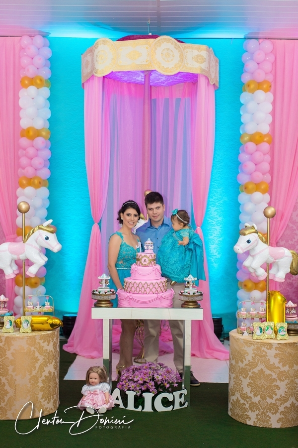 FAMÍLIA NA DECORAÇÃO DE CAVALOS 