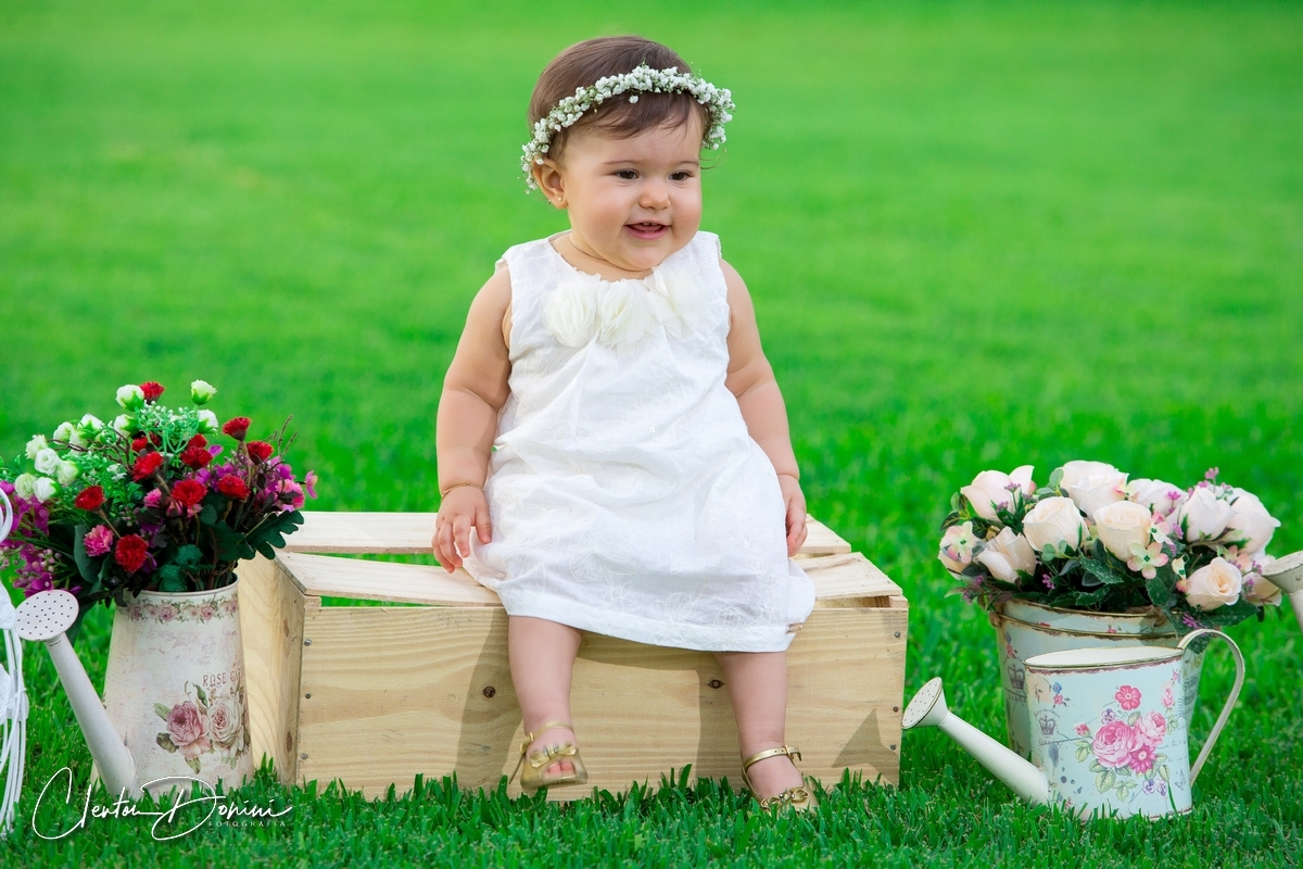 BEBÊ SENTADA NA GRAMA 
